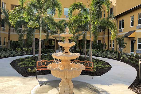 Aravilla Sarasota Independent Assisted Living Courtyard