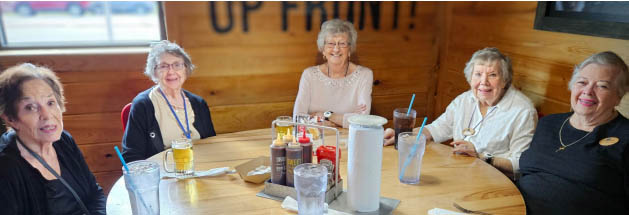 Aravilla Sarasota Assisted Living residents enjoying lunch together