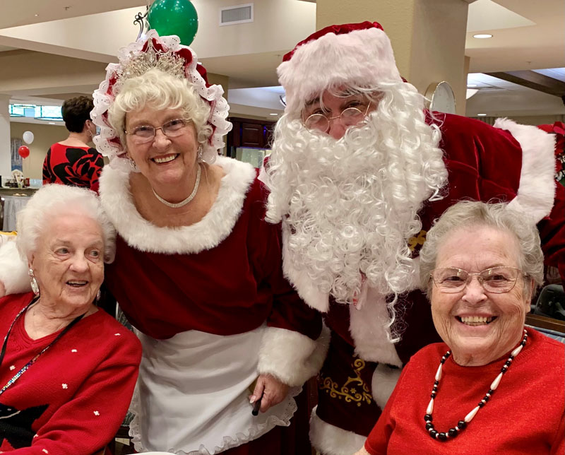 assisted living residents with Santa and Mrs Claus